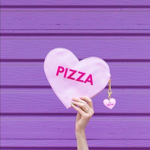 Studio DIY heart pizza clutch